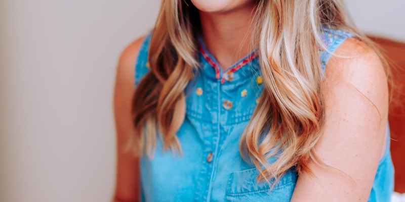 AC米兰圣西罗球场南看台全景，展示红黑军团主场的热烈氛围和球迷文化